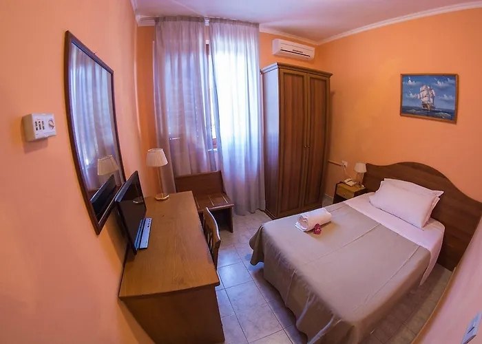 Malavoglia فندق آتْشّي كاستيلّو